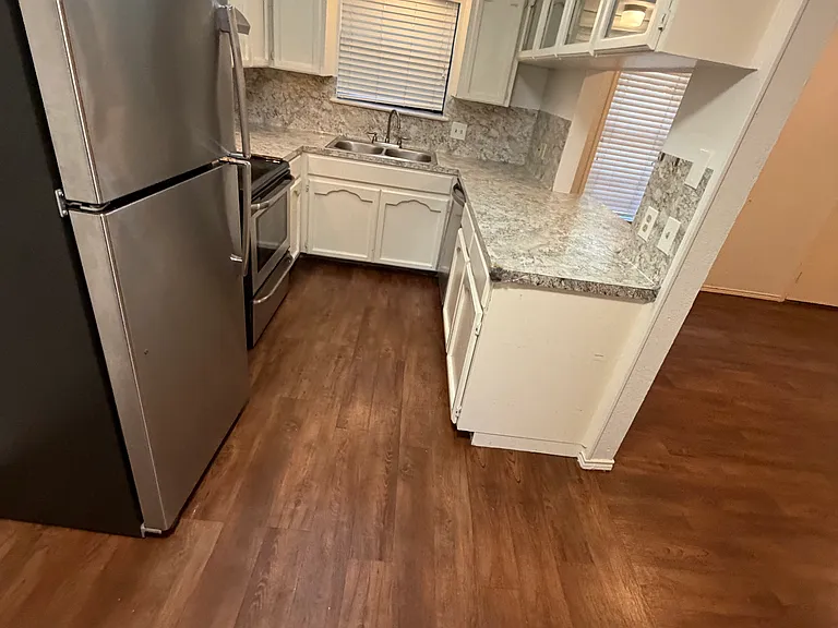 5180 Middlecoff Rd #C — Photo 2