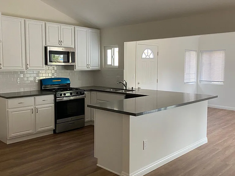 1760 N Rutherford St — Photo 2