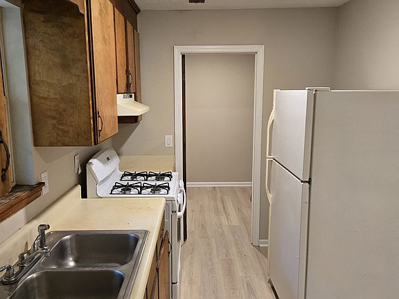 2nd image of 606C Trakas Ave #C