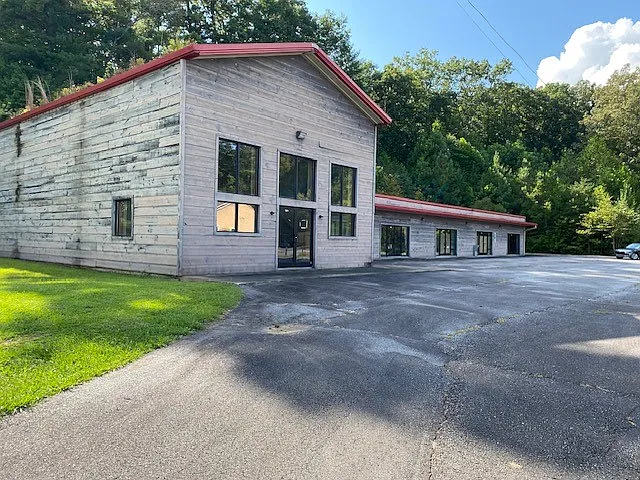 5740 W US Highway 64