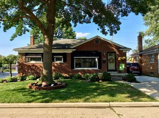 22437 Pointe Dr, Saint Clair Shores, MI