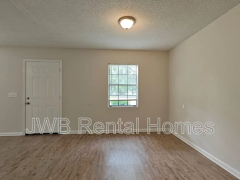 1567 Rutledge Ave — Photo 7