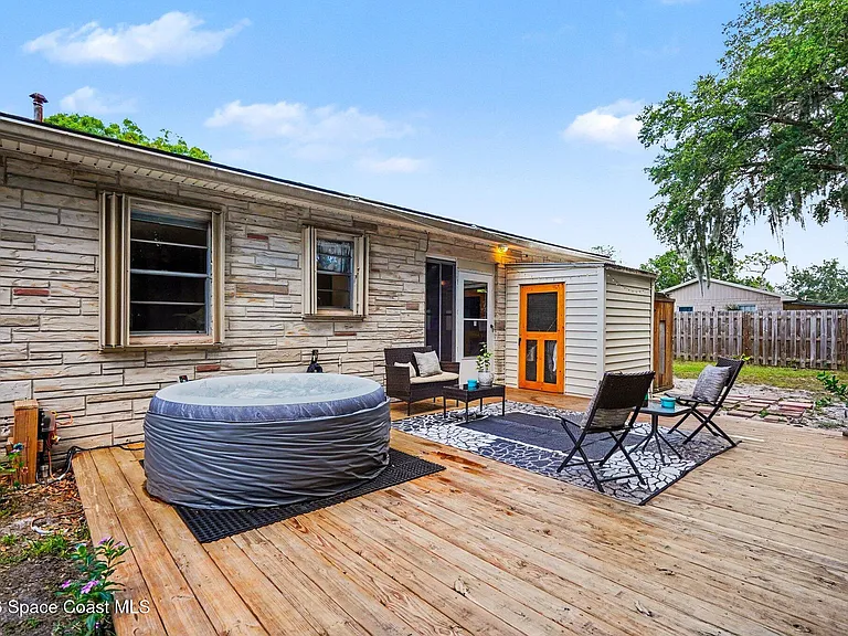 122 East Ct — Photo 14