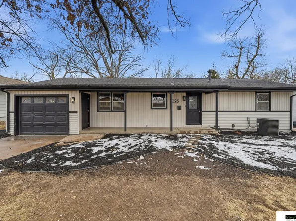 1025 Longwood Dr, Crete, NE 68333