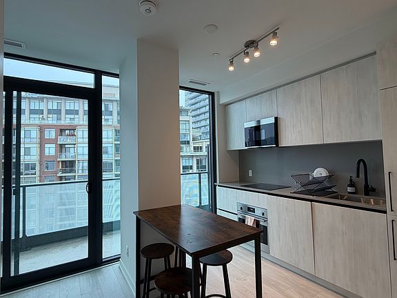 3rd image of 35 Parliament St #925