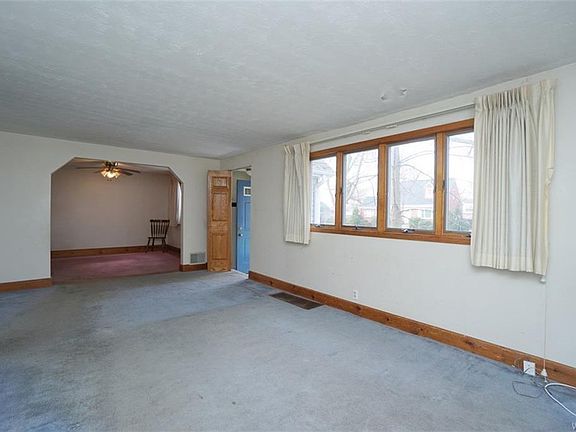 5th image of 236 Royal Pkwy E
