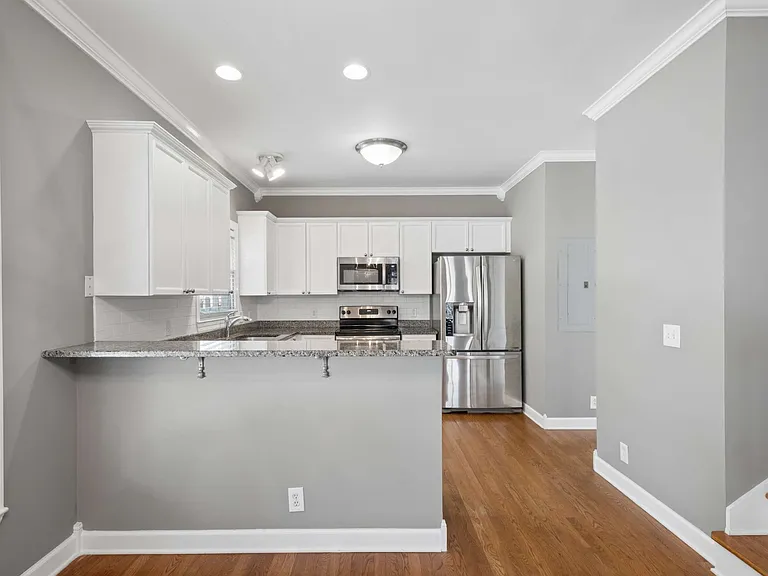 415 Van Buren St — Photo 15