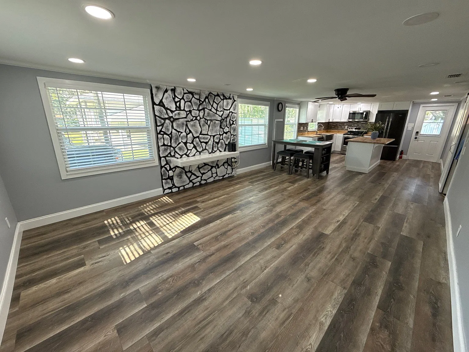 2 bed, 1.0 bath, 864 sqft, $1,600 — Photo 2