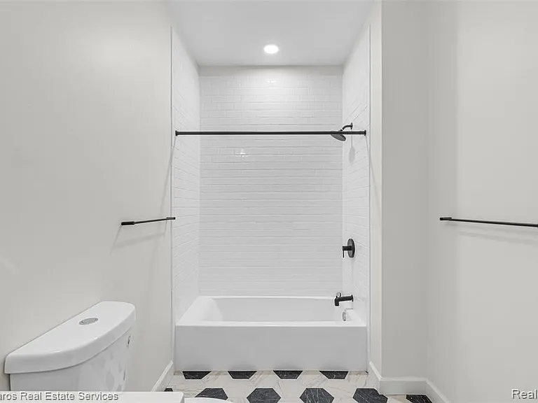 389 Saint Clair St #305 — Photo 11