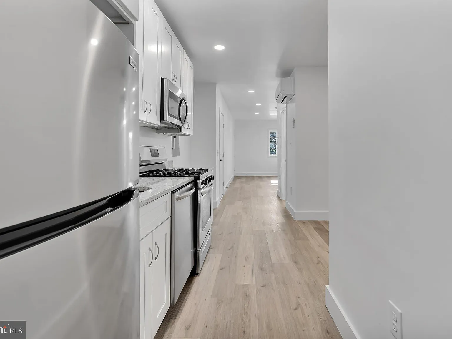 3 bed, 701 sqft, $3,800 — Photo 3