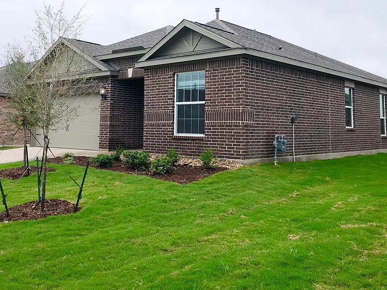 617 Harbor Oaks Dr — Photo 2