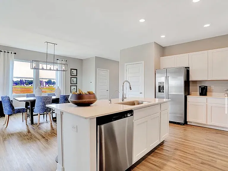 3793 Canterbury Dr — Photo 8