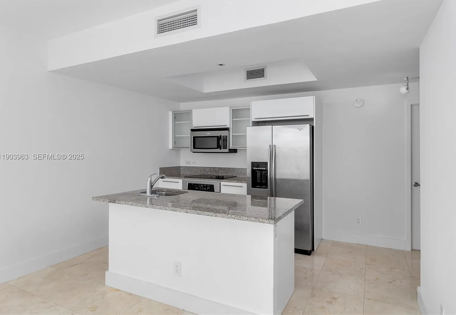 2 bed, 2.0 bath, 1323 sqft, $5,200 — Photo 3