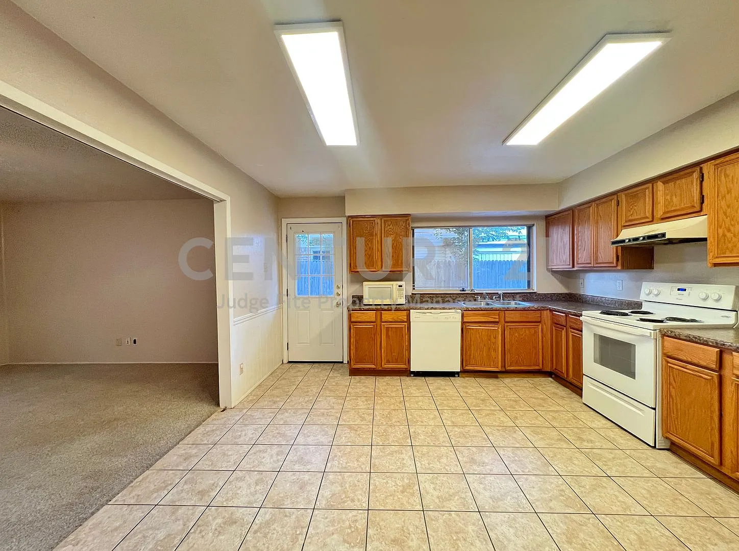 Nice 3/2 Nestled on Shaded Lot in Carrollton For Rent! — Photo 3