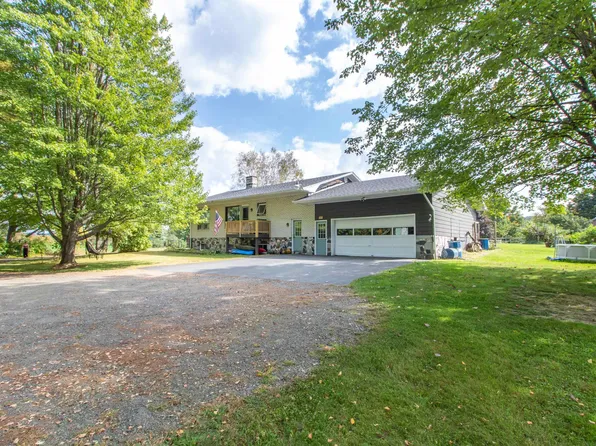 707 Lake Road, Newport City, VT 05855