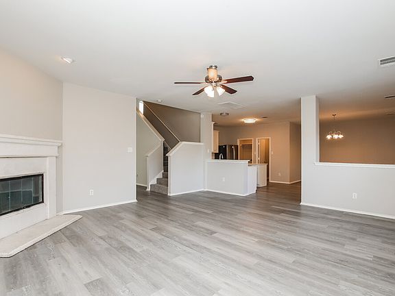 5th image of 121 Castle Dr