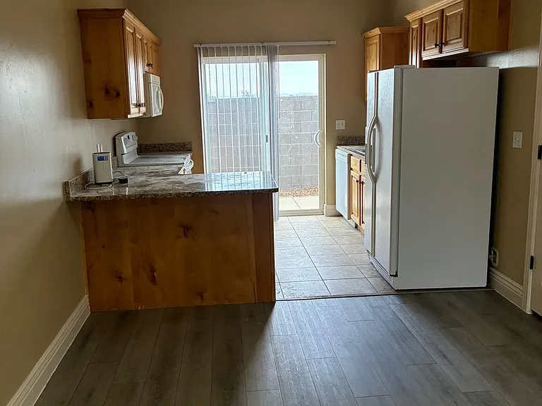 576 W 1045 N #B4 — Photo 3