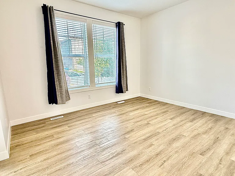48 Ambleside Cres NW #1 — Photo 5