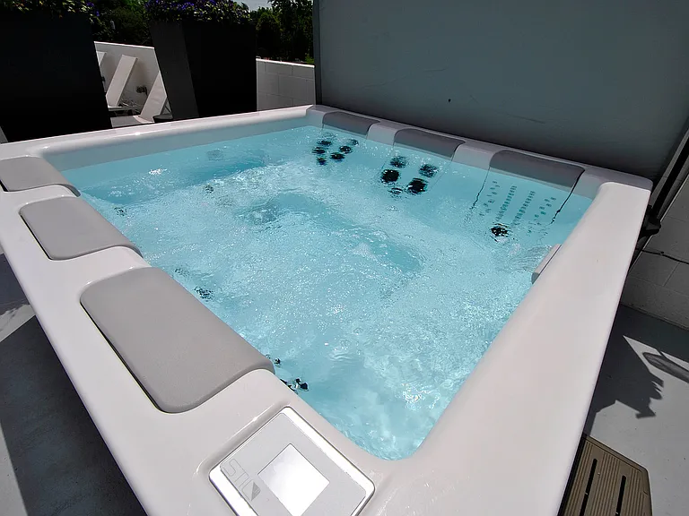 Year Round Rooftop Hot Tub