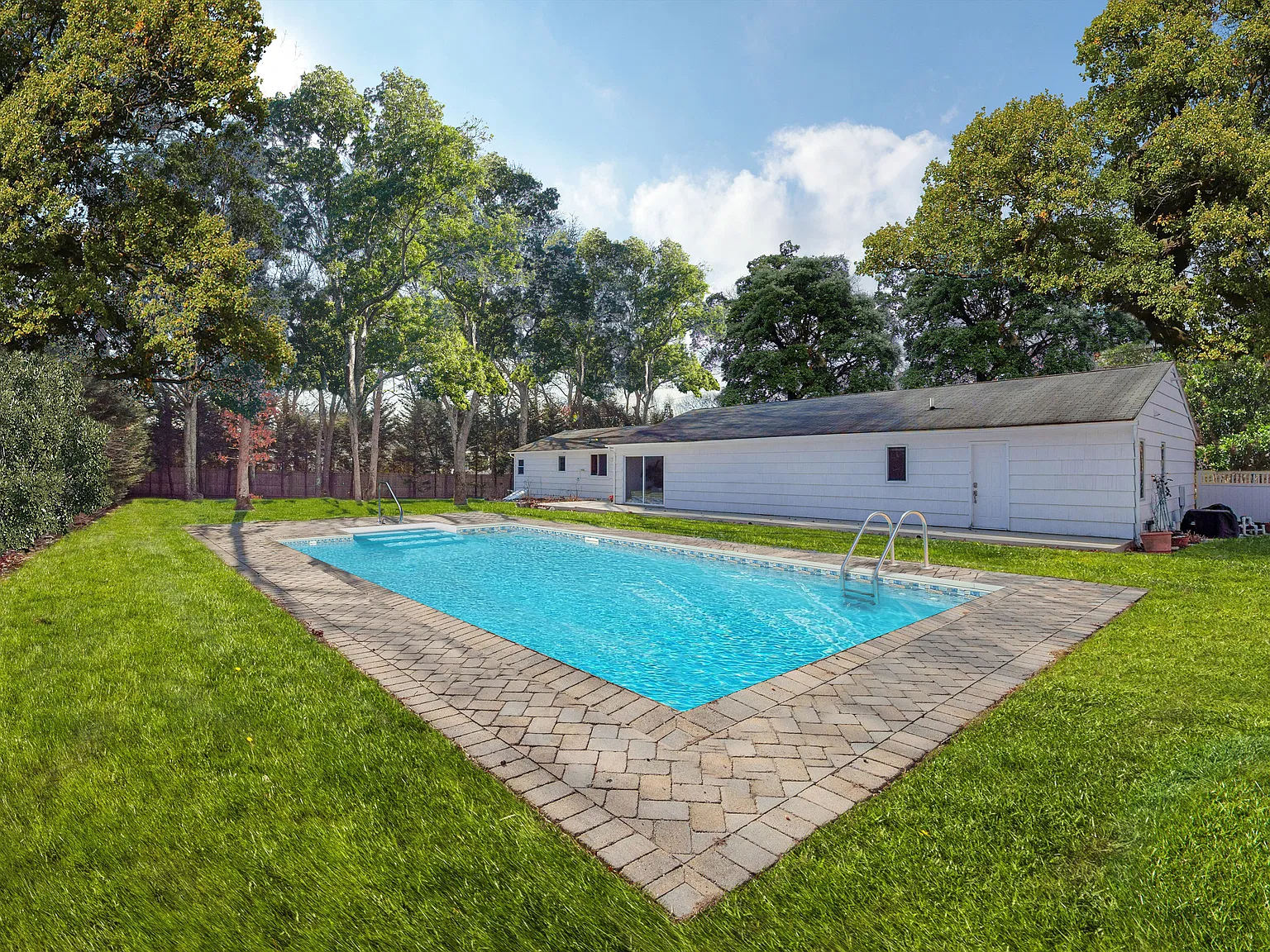 Chic Hamptons Beach House — Photo 2