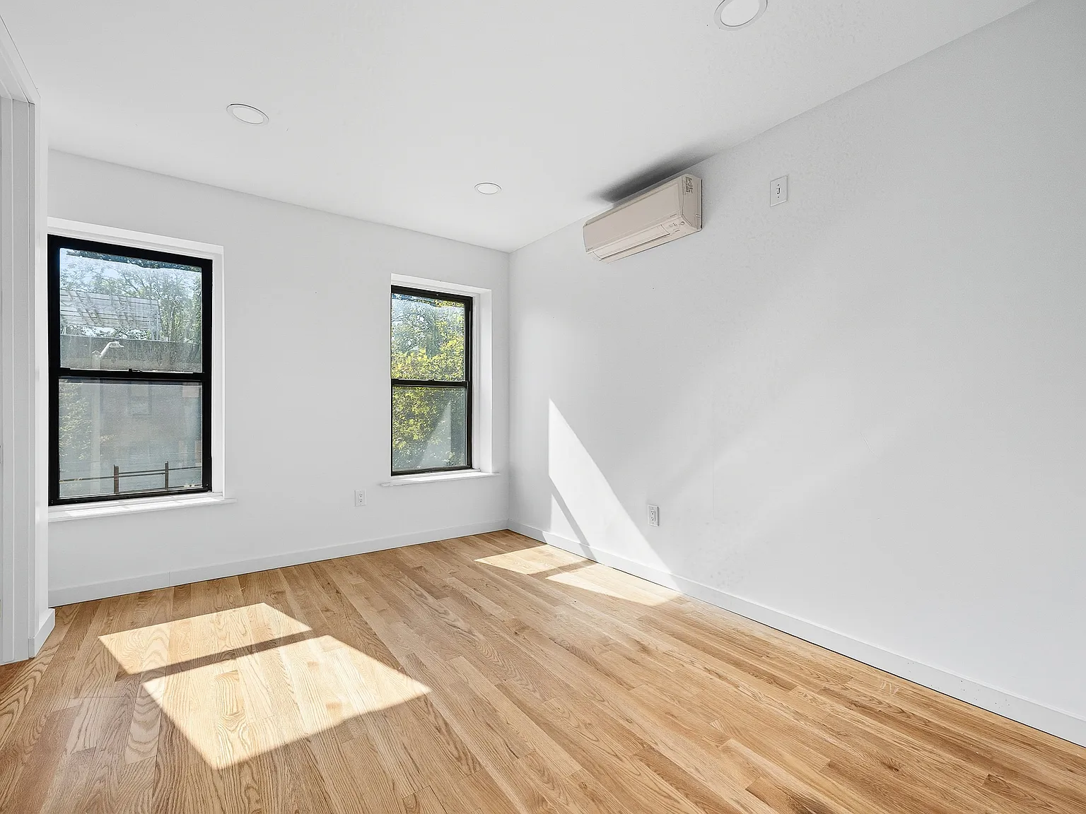 827 Putnam Avenue — Photo 3