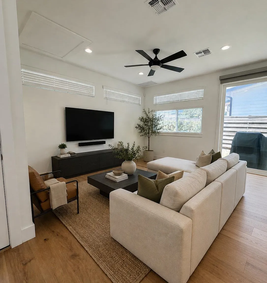 2 bed, 2.0 bath, 1282 sqft, $2,850 — Photo 2