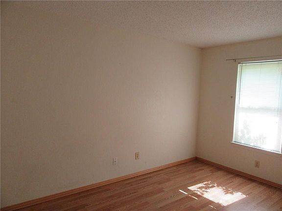 5th image of 2001 Highwood Dr