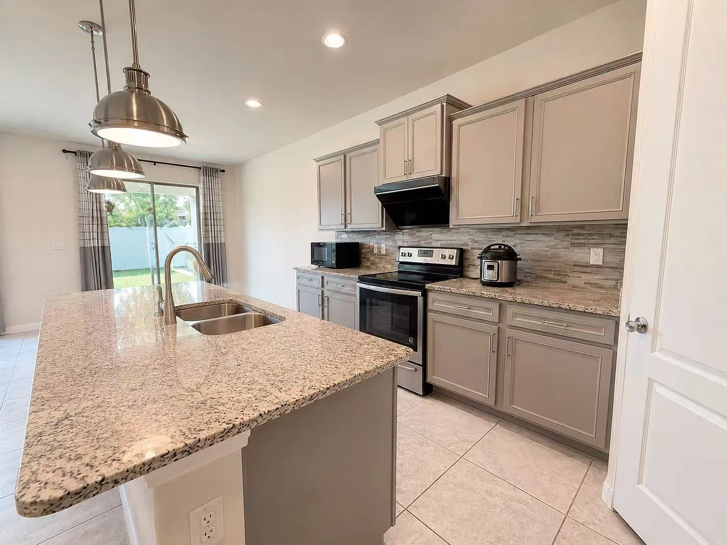 4 bed, 2.5 bath, 2860 sqft, $3,000 — Photo 4