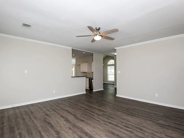 611 Inglewood Ct — Photo 4