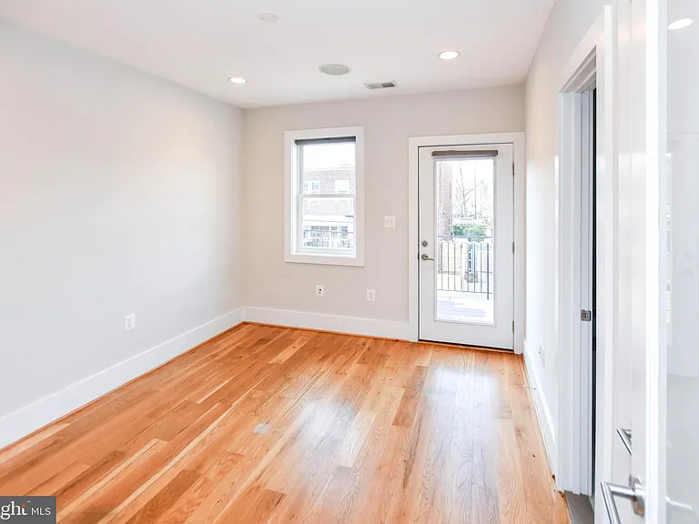 913 Quincy St NE #3 — Photo 43