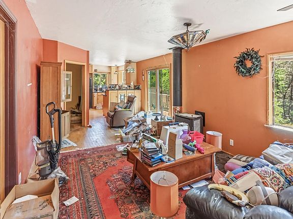 4th image of 380 Ridge Dr
