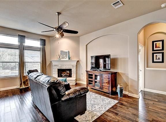 3rd image of 2803 Angelina Dr