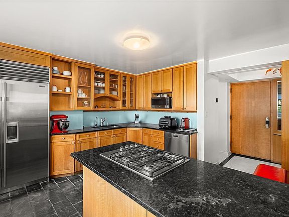 4th image of 245 E 87th St #Penthouse