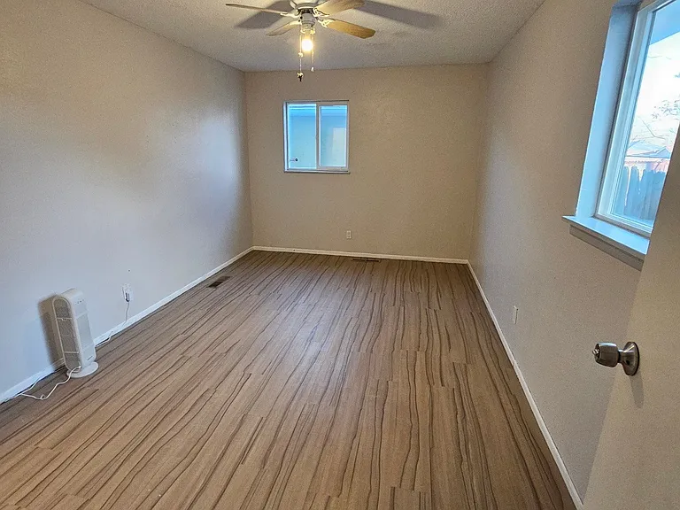 724 Troy Ave — Photo 9