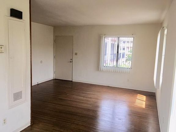 5th image of 820 E Ave