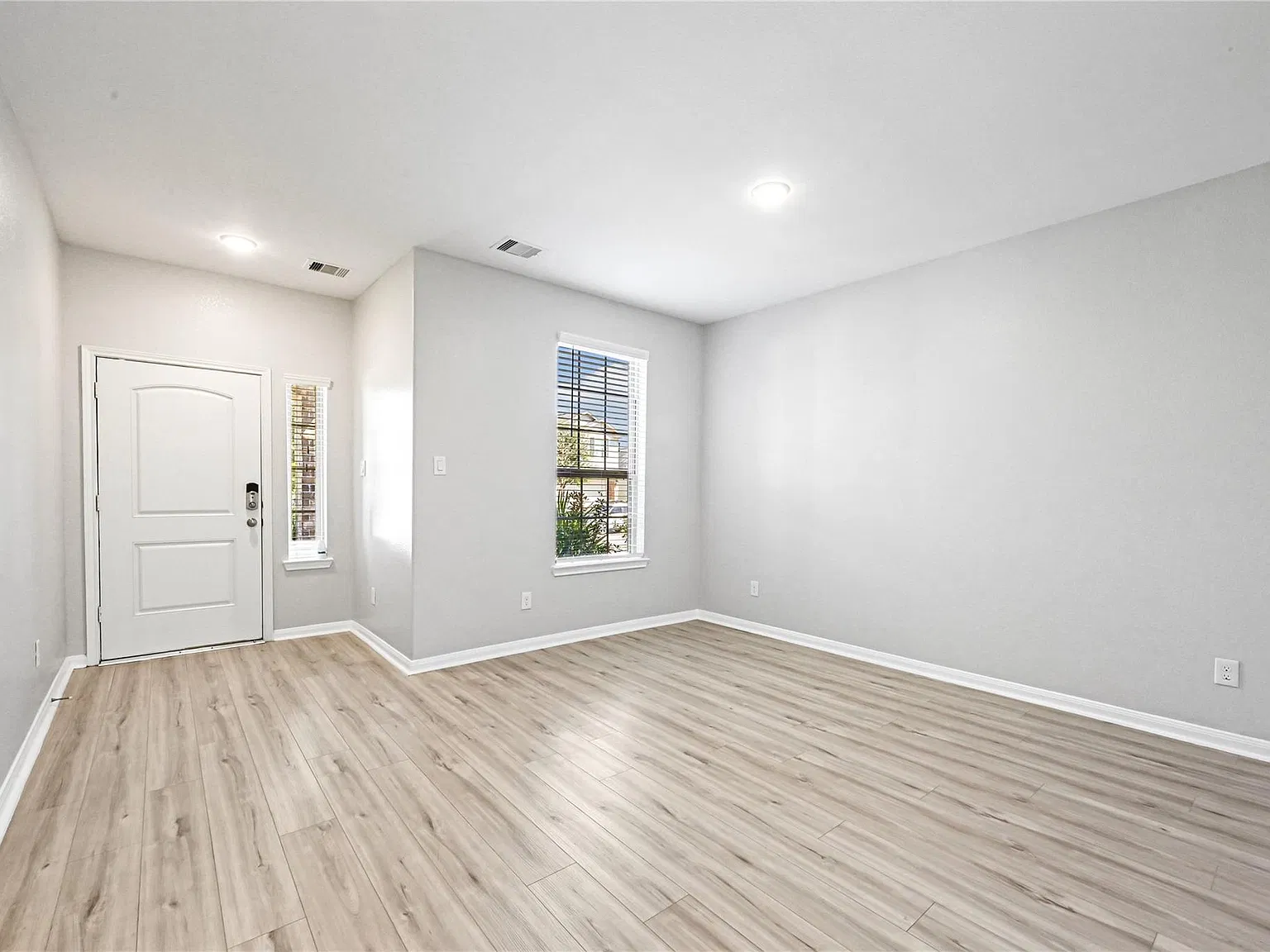 5 bed, 2.5 bath, 3279 sqft, $2,500 — Photo 4