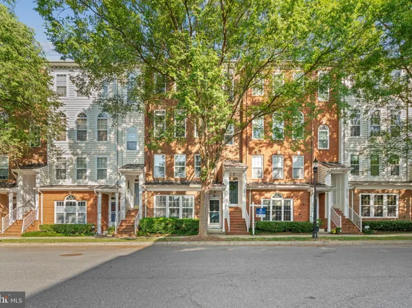 332 Cross Green St #B, Gaithersburg, MD 20878