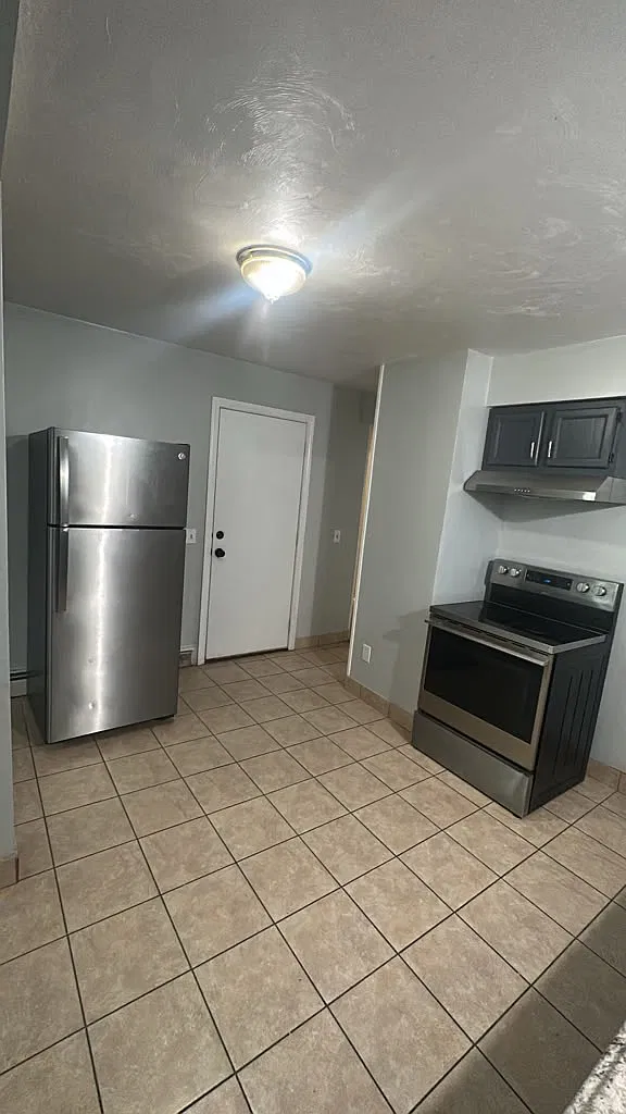 4 bed, $1,985 — Photo 1
