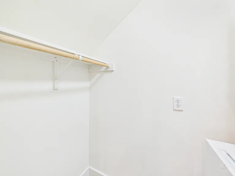 711 W 32nd St — Photo 136