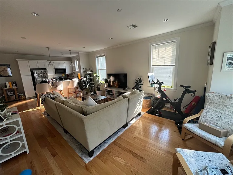 261 Lexington St #3 — Photo 1