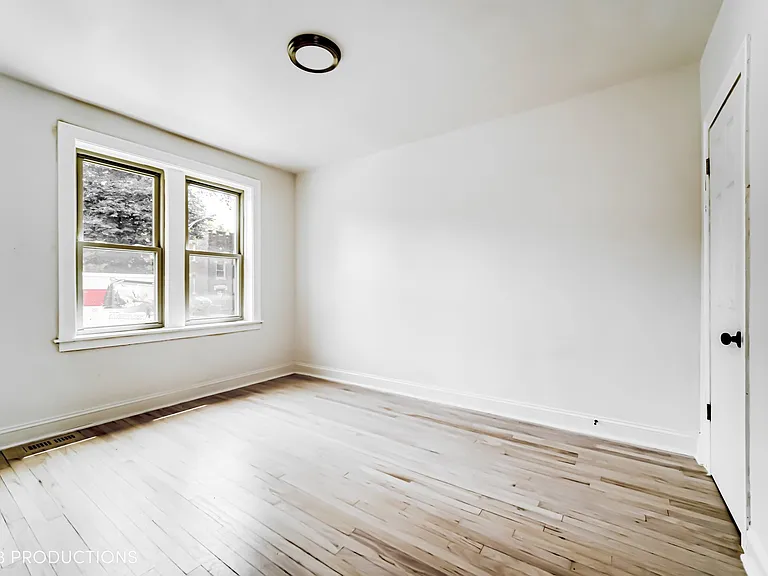 8526 S Oglesby Ave #2F — Photo 9