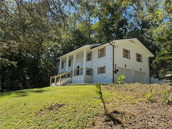3rd image of 4004 Pinewood Dr SE