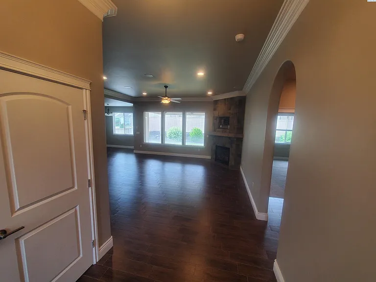 1290 N Oklahoma Pl — Photo 3
