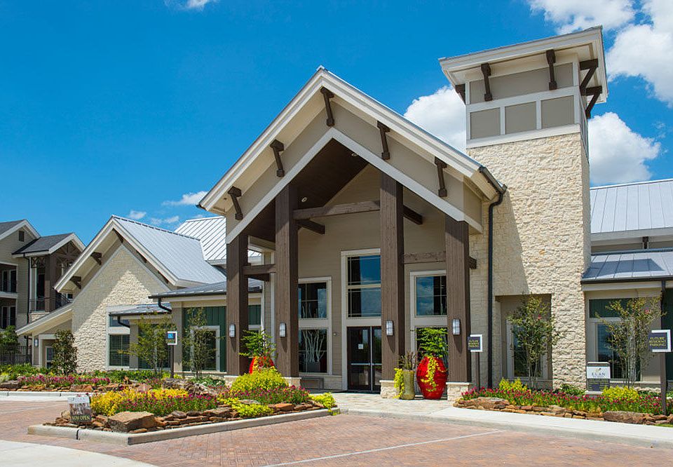 Elite 99 West apartments community photo