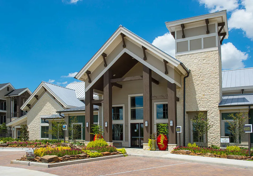 Elite 99 West apartments community photo