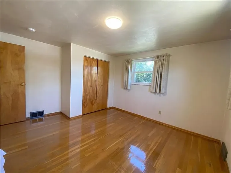 439 Crestview Dr — Photo 37