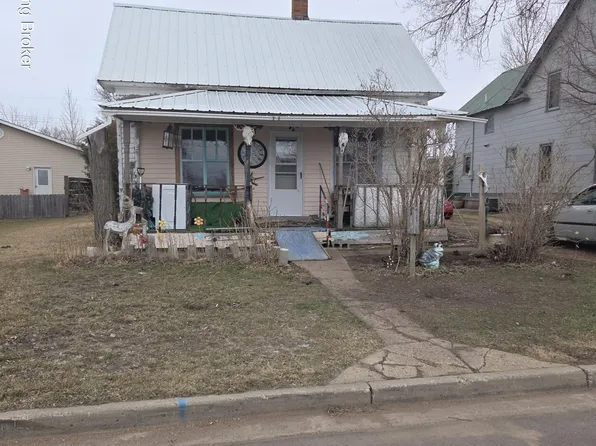 112 S 4th St, Glen Ullin, ND 58631