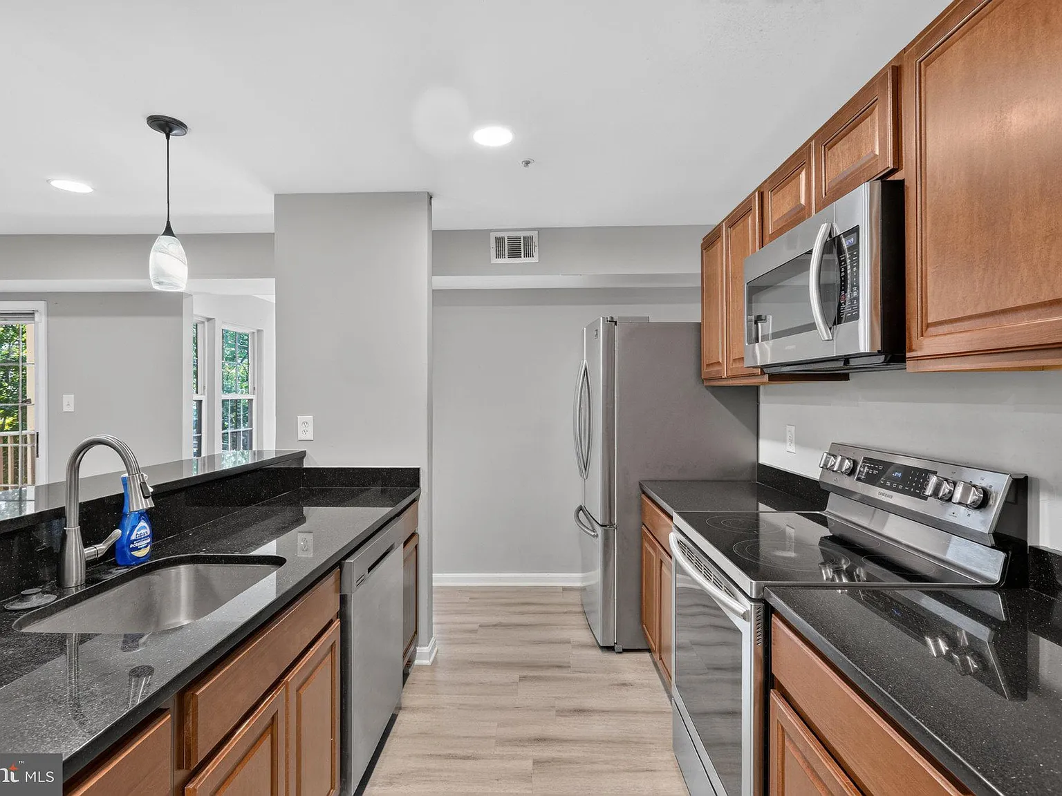 2 bed, 2.0 bath, 1024 sqft, $2,350 — Photo 4