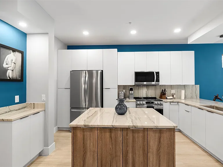 2241 NE 9th Ave — Photo 10