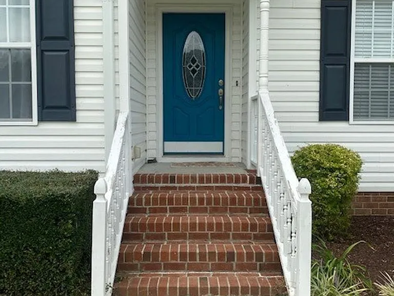305 Towbridge Ln — Photo 3